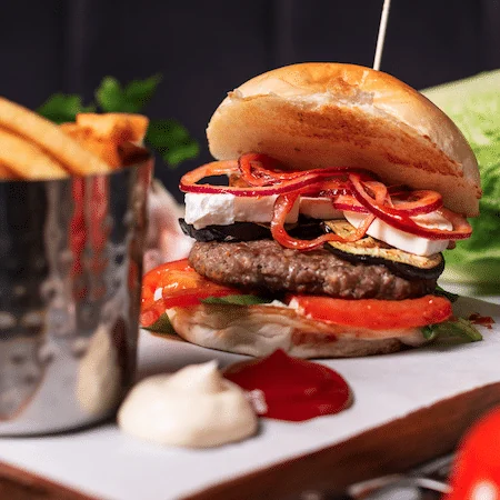 Hamburguesa con patatas fritas y salsas