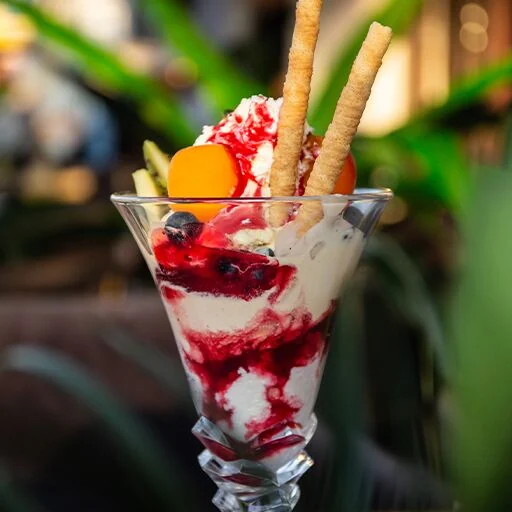 Copa de helado con frutos rojos