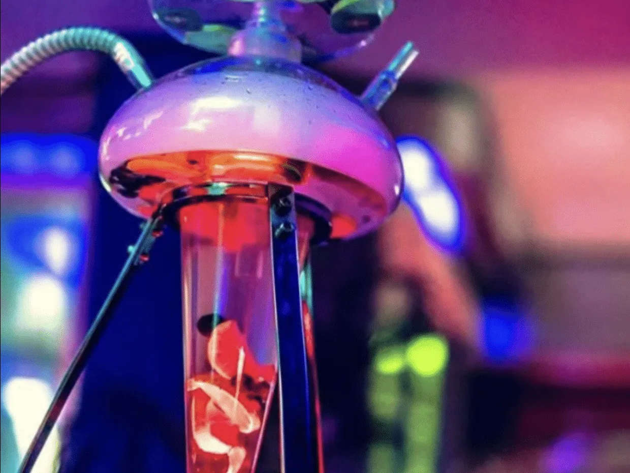 La shisha Nebbula con la sfera illuminata di viola