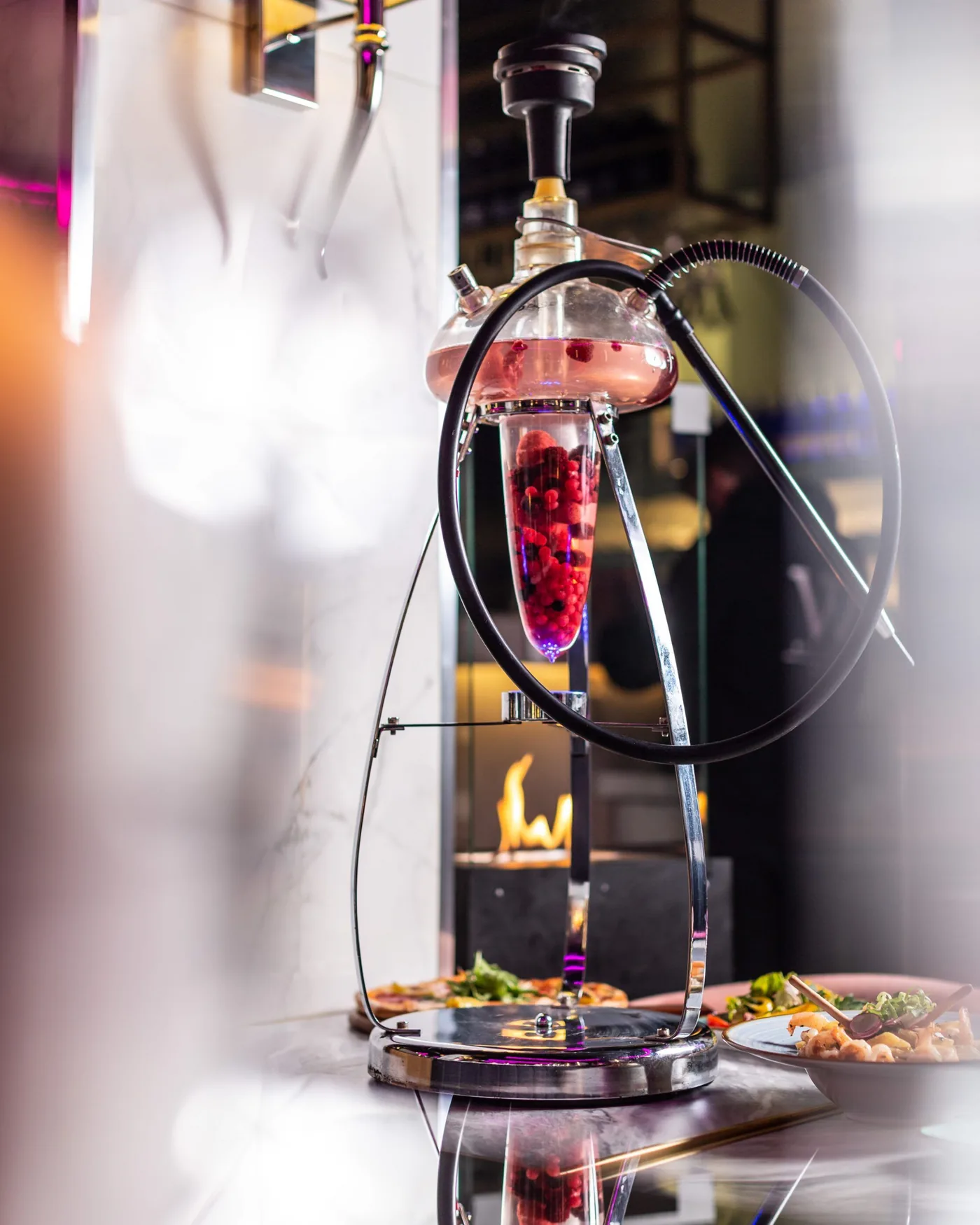 La UFO Shisha con frutos rojos delante de la chimenea